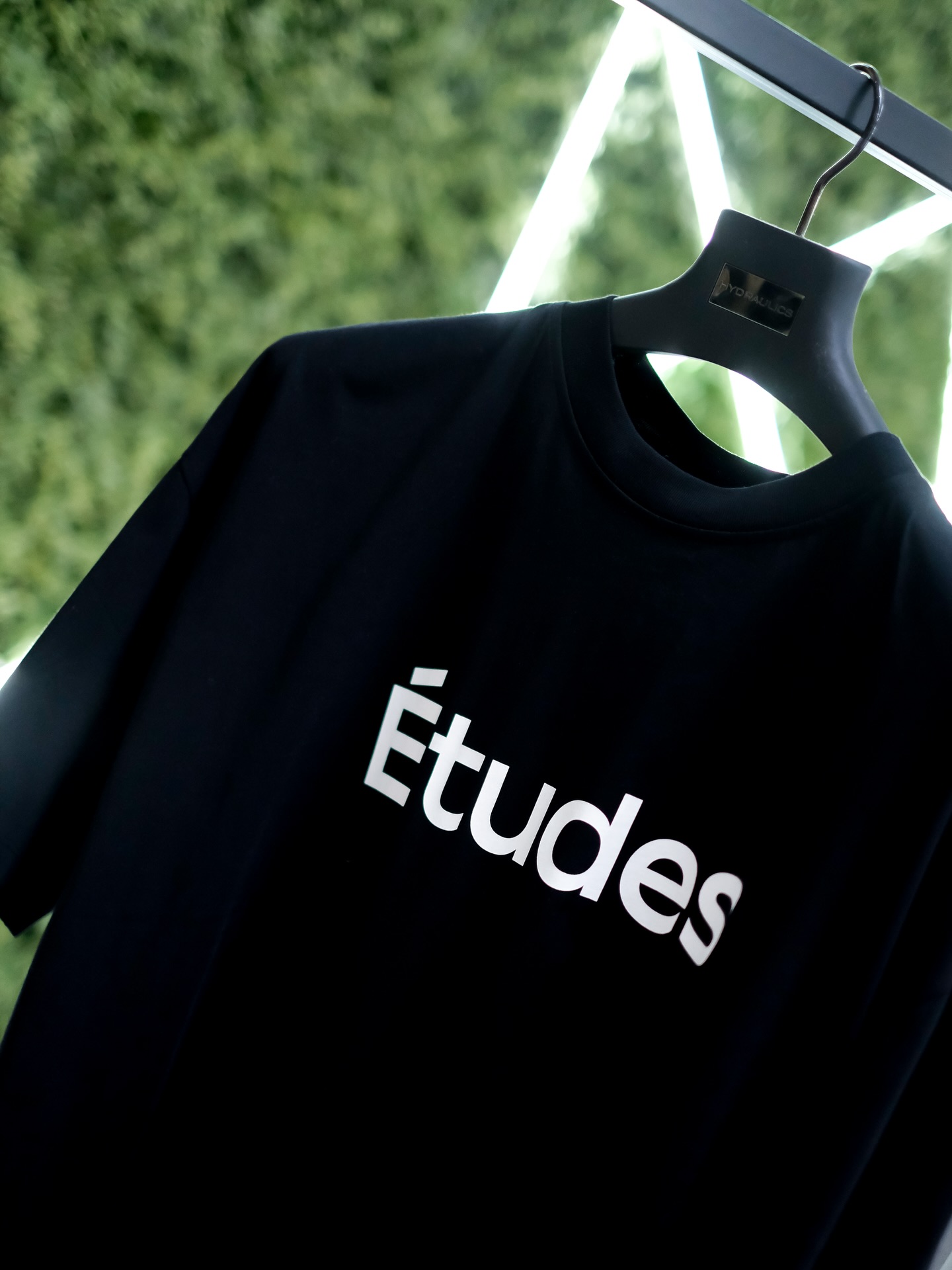 Études - Where art meets street. Études is a Parisian collective blending contemporary fashion with bold graphic design, experimental typography, and a distinctly European aesthetic. Every piece is a canvas—merging culture, architecture, and attitude into wearable statements.
#wearethefuture